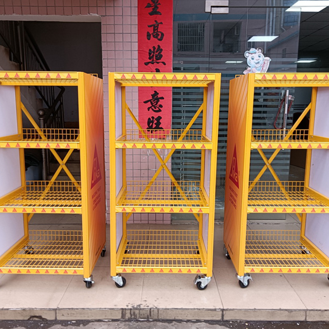 Gi&aacute; trưng b&agrave;y đồ uống bằng kim loại m&agrave;u v&agrave;ng di động: B&aacute;nh xe c&oacute; thể kh&oacute;a