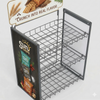Seitlich h&auml;ngender Snack-Pr&auml;sentationsst&auml;nder mit individuellem Markenlogo. 3-stufiger, seitlich montierter Snack-Pr&auml;sentationsst&auml;nder aus Metalldraht
